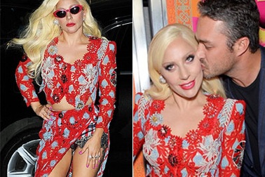 Lady Gaga hở cả nội y khi đi chơi cùng bạn trai