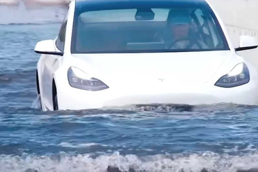 Ô tô điện có thể di chuyển được trong đường ngập lụt không?