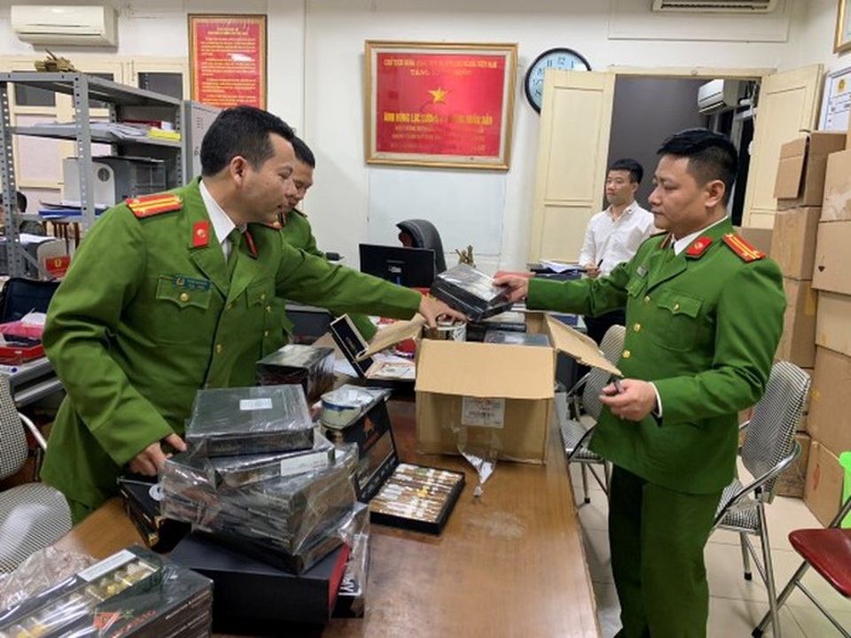 Hà Nội: Phát lộ thêm đường dây giao dịch xì gà nghi vấn nhập lậu, thu trên 15.000 điếu - 1 Hà Nội: Phát lộ thêm đường dây giao dịch xì gà nghi vấn nhập lậu, thu trên 15.000 điếu - 1