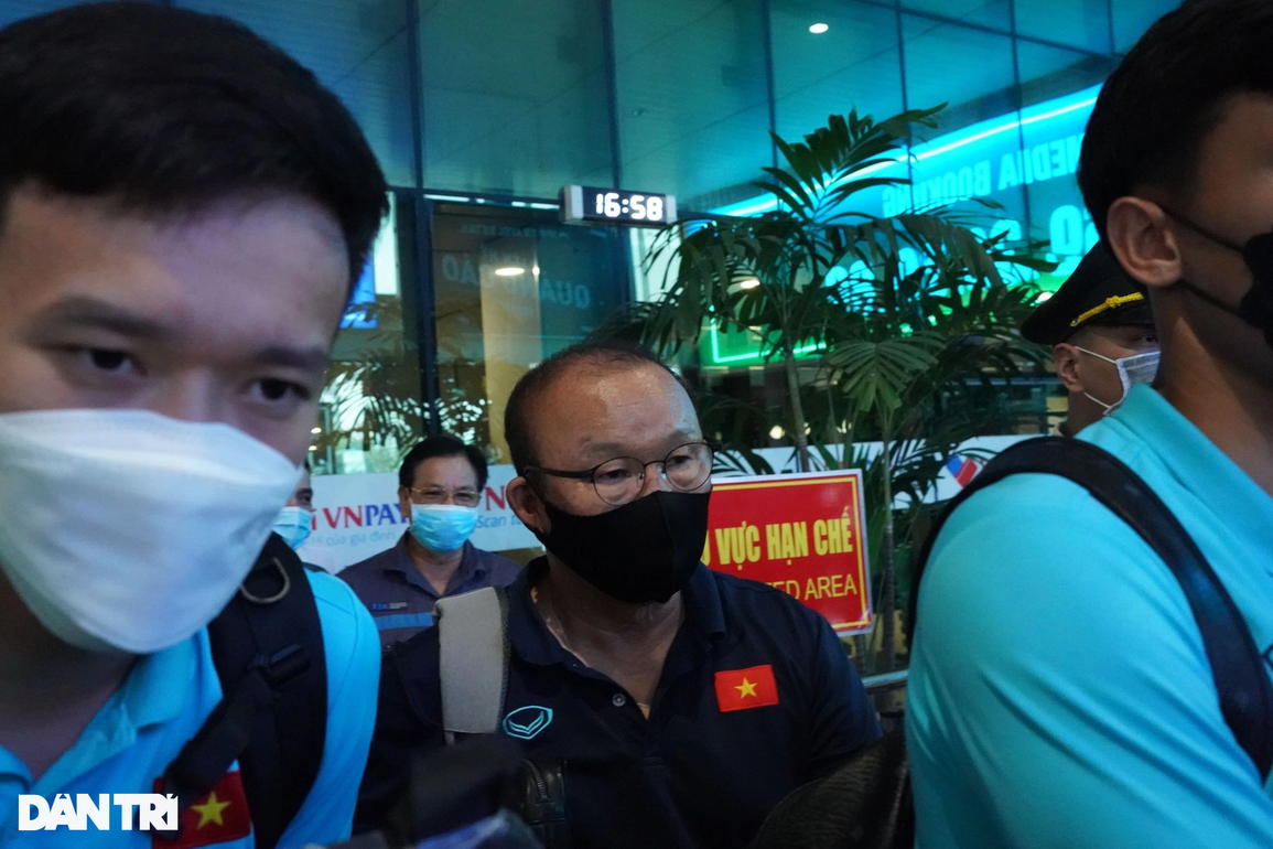 Đội tuyển Việt Nam đến TPHCM giữa vòng tay của người hâm mộ - 6 Đội tuyển Việt Nam đến TPHCM giữa vòng tay của người hâm mộ - 6