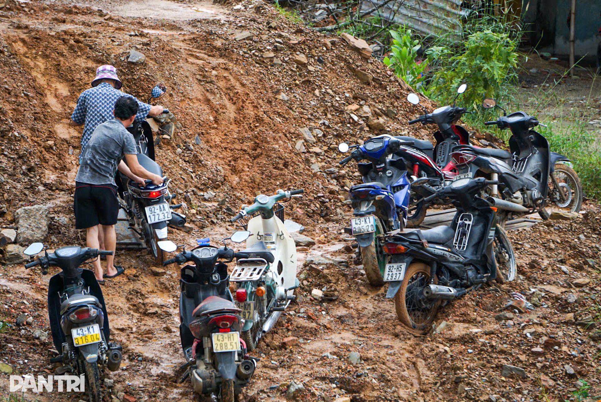 Hàng loạt ô tô xe máy ngập trong biển nước ở Huế, Đà Nẵng - 10