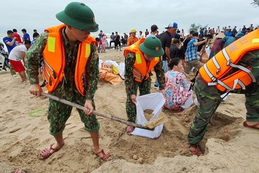 Khẩn cấp gia cố hơn 4km đê biển hư hỏng nặng