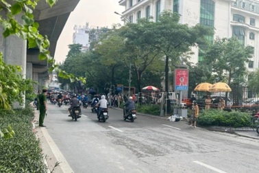 Hà Nội: 2 thanh niên nguy kịch sau khi tông xe máy vào dải phân cách
