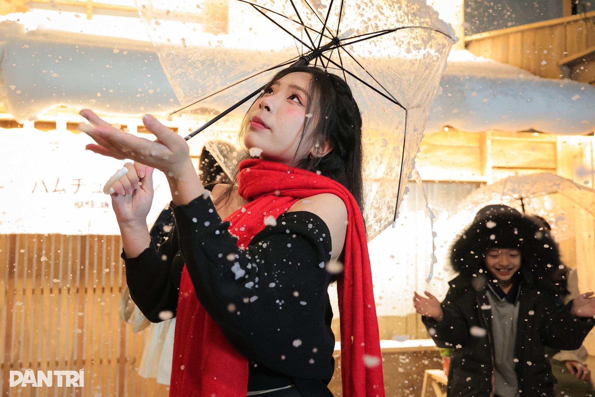 Chi trăm triệu đồng làm tuyết nhân tạo, quán cà phê Hà Nội chật kín khách - 2 Chi trăm triệu đồng làm tuyết nhân tạo, quán cà phê Hà Nội chật kín khách - 2