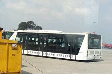 Tài xế quên kéo phanh, xe chở khách trôi tự do trong sân bay