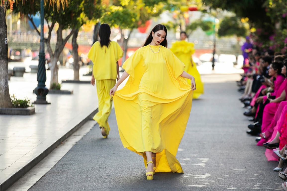 Danh ca Bảo Yến hát trên sông, Minh Tú cùng dàn mẫu lội nước catwalk - 3