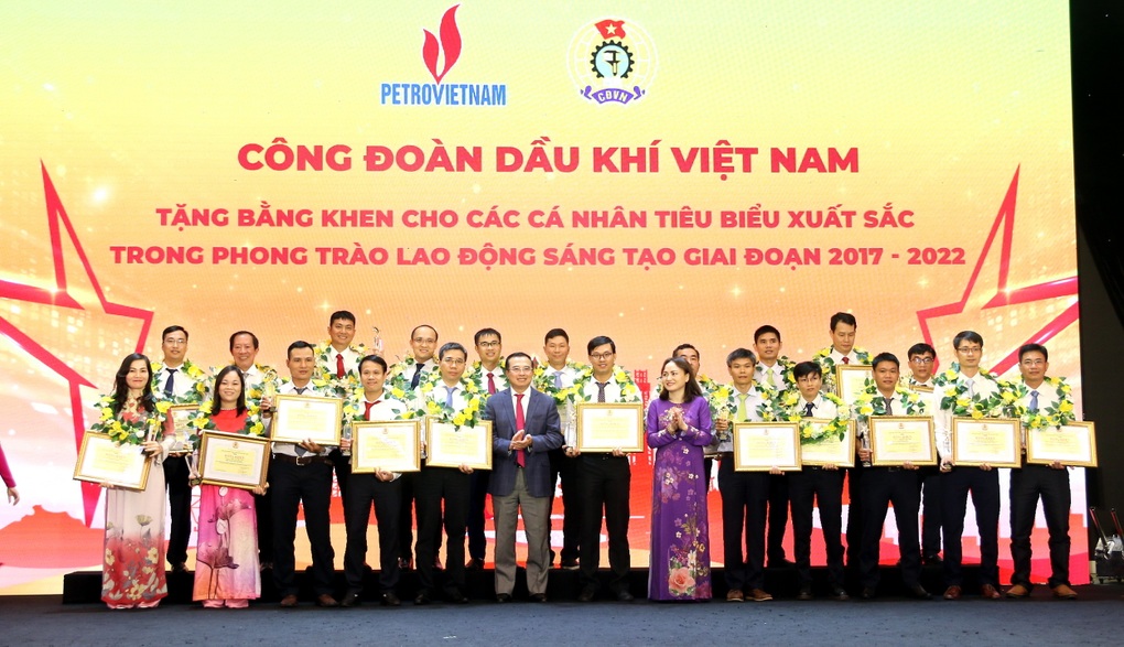 PV GAS nhận khen thưởng tại Hội nghị tổng kết ngành dầu khí - 4 PV GAS nhận khen thưởng tại Hội nghị tổng kết ngành dầu khí - 4