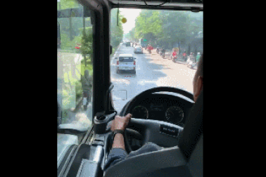 Mặc kệ xe cứu hỏa hú còi và phát loa, tài xế quyết không nhường đường