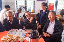 Cụ ông, cụ bà U80 hăng hái đi họp lớp đầu năm gây "sốt" mạng