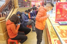 Người dân xếp hàng mua vàng Thần Tài cầu may, giá vàng tăng