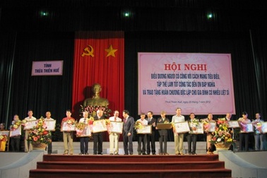 Trao huân chương độc lập cho 54 gia đình liệt sĩ