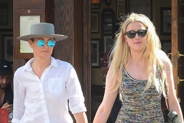 Vợ cũ Johnny Depp nắm tay bạn gái ra phố