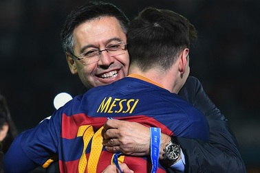 Barcelona dính cáo buộc tham nhũng giữa tâm bão Messi đòi rời Nou Camp