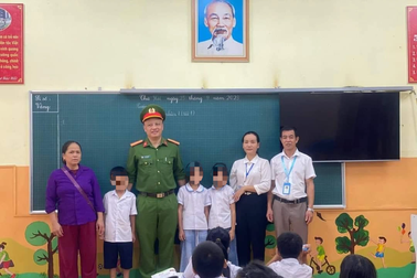 Thiếu tá công an cứu 3 học sinh chới với giữa dòng suối