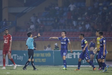 Trọng tài “bẻ còi” ở Hàng Đẫy thừa nhận sai lầm