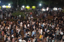 Biển người chen chân ở Sầm Sơn xem bắn pháo hoa