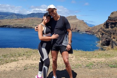 C.Ronaldo háo hức khoe ảnh leo núi cùng cô bạn gái xinh đẹp