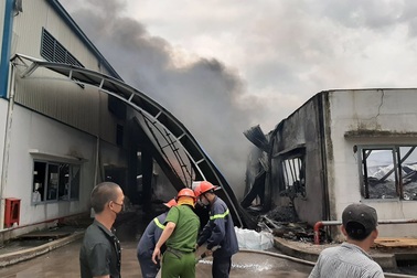 Xưởng mút xốp gần cây xăng bốc cháy dữ dội, hỗn loạn khu dân cư