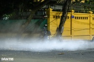 Người đi đường ngạt thở vì… công nhân dùng máy thổi bụi, đốt rác