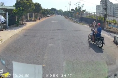 Tài xế xe tải phanh gấp khi phát hiện trẻ nhỏ một mình chạy băng qua đường