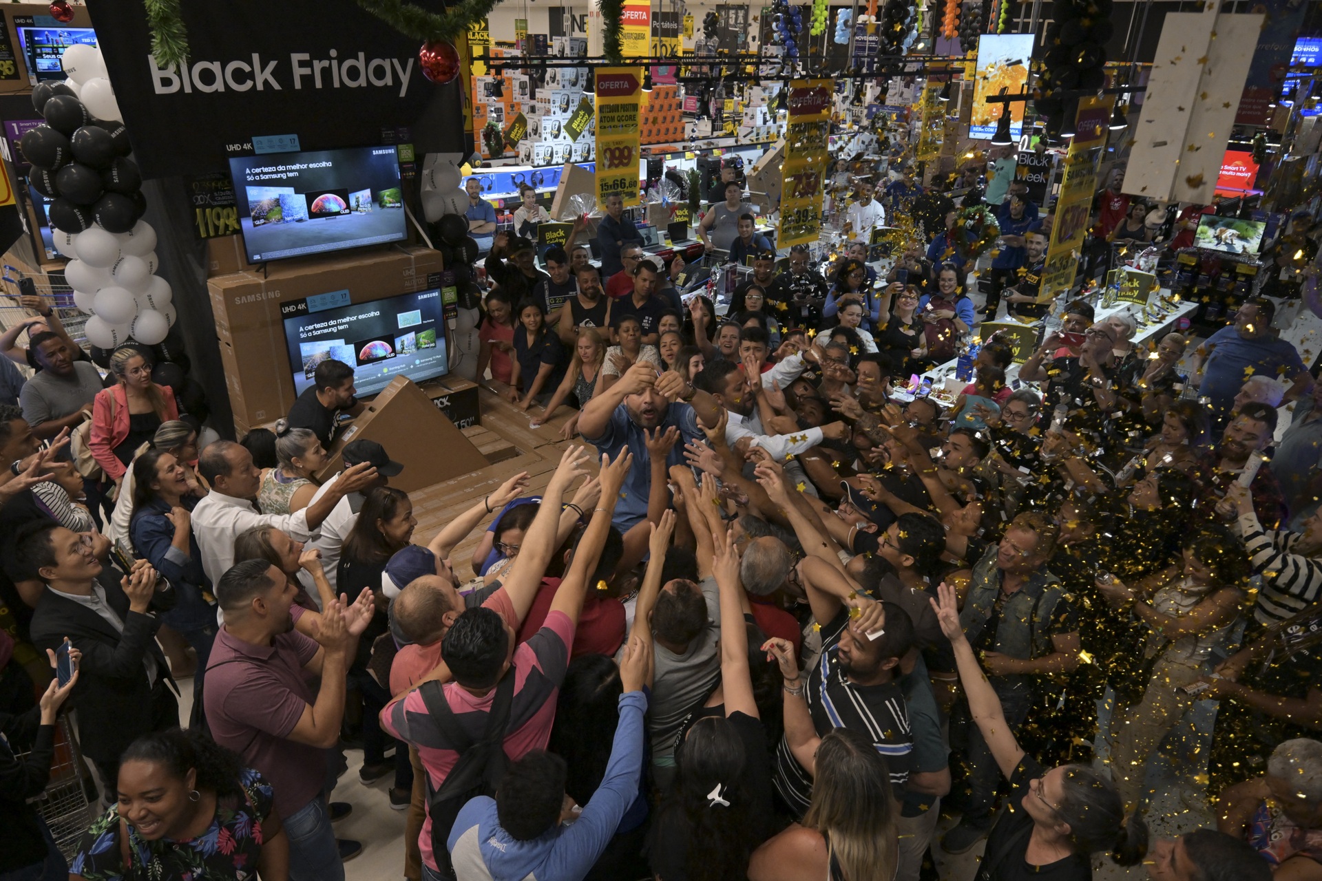 Black Friday thế giới: Người dân xếp hàng từ đêm, dựng lều để săn sale - 1 Black Friday thế giới: Người dân xếp hàng từ đêm, dựng lều để săn sale - 1