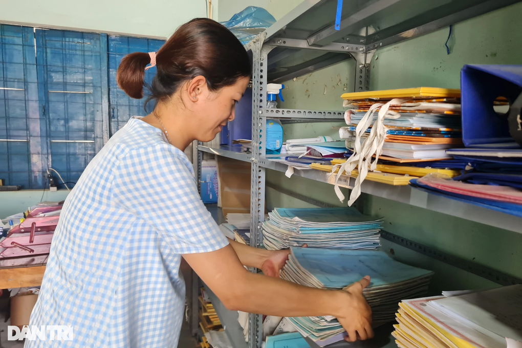 Lương 4 triệu đồng, kế toán, văn thư trường học thấy thiệp mời là... sợ! - 2 Lương 4 triệu đồng, kế toán, văn thư trường học thấy thiệp mời là... sợ! - 2