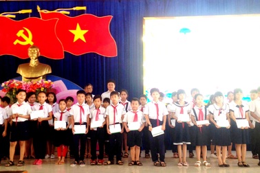 Quảng Nam: Trao 950 suất học bổng đến học sinh khó khăn