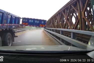 Tài xế bất cẩn, cửa thùng hàng "tấn công" xe ngược chiều