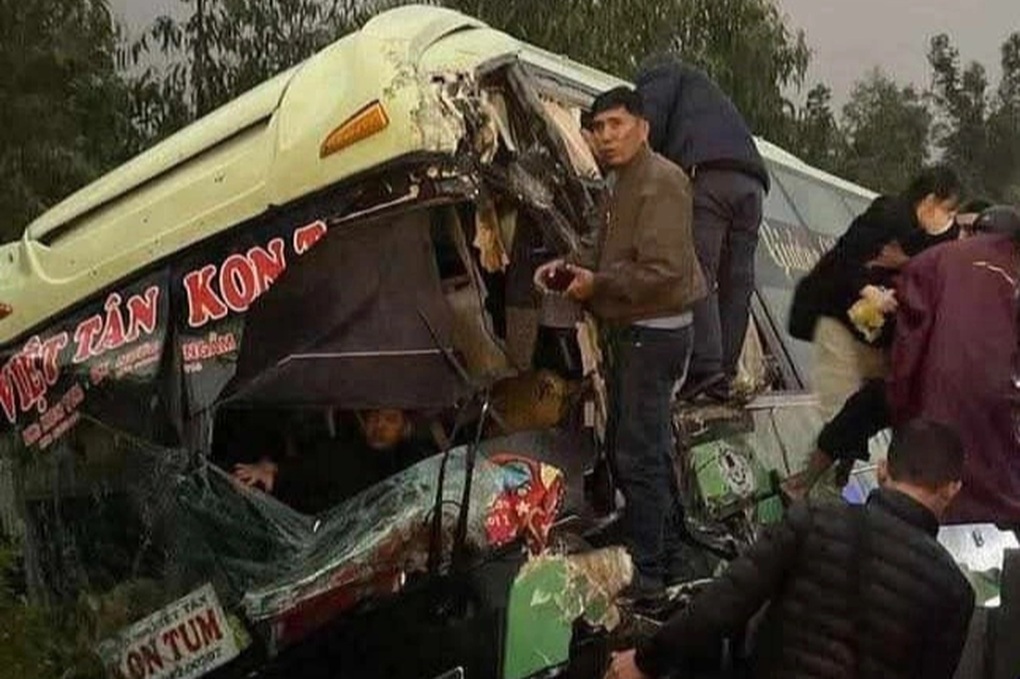 Xe khách chở nhiều người về quê đón Tết bị lật bên quốc lộ - 1 Xe khách chở nhiều người về quê đón Tết bị lật bên quốc lộ - 1