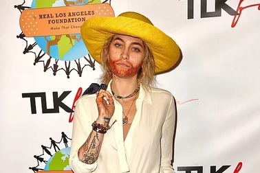 Con gái Vua nhạc Pop Michael Jackson hóa trang thành danh họa Van Gogh