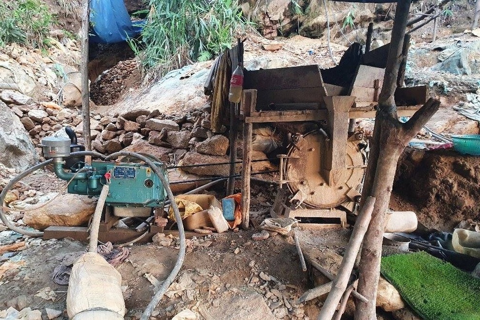 Truy quét vàng tặc, cảnh báo sập hầm lò khai thác trái phép ở Quảng Nam - 1 Truy quét vàng tặc, cảnh báo sập hầm lò khai thác trái phép ở Quảng Nam - 1