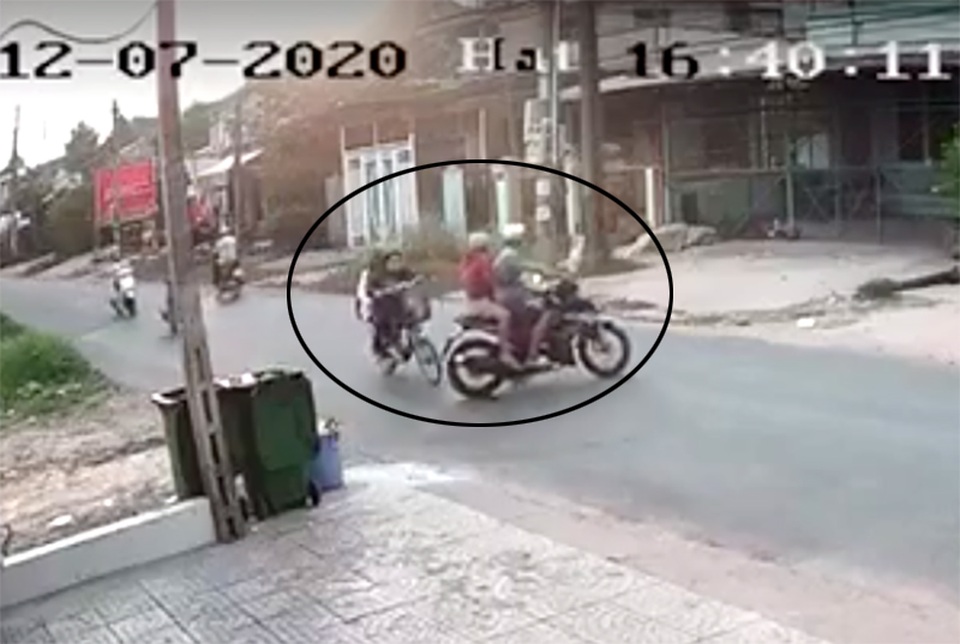 Bắt khẩn cấp thanh niên đánh dã man nữ sinh sau va chạm giao thông - 2 Bắt khẩn cấp thanh niên đánh dã man nữ sinh sau va chạm giao thông - 2