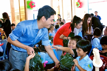 Phan Anh, Trúc Diễm tặng quà Giáng sinh cho trẻ em nghèo