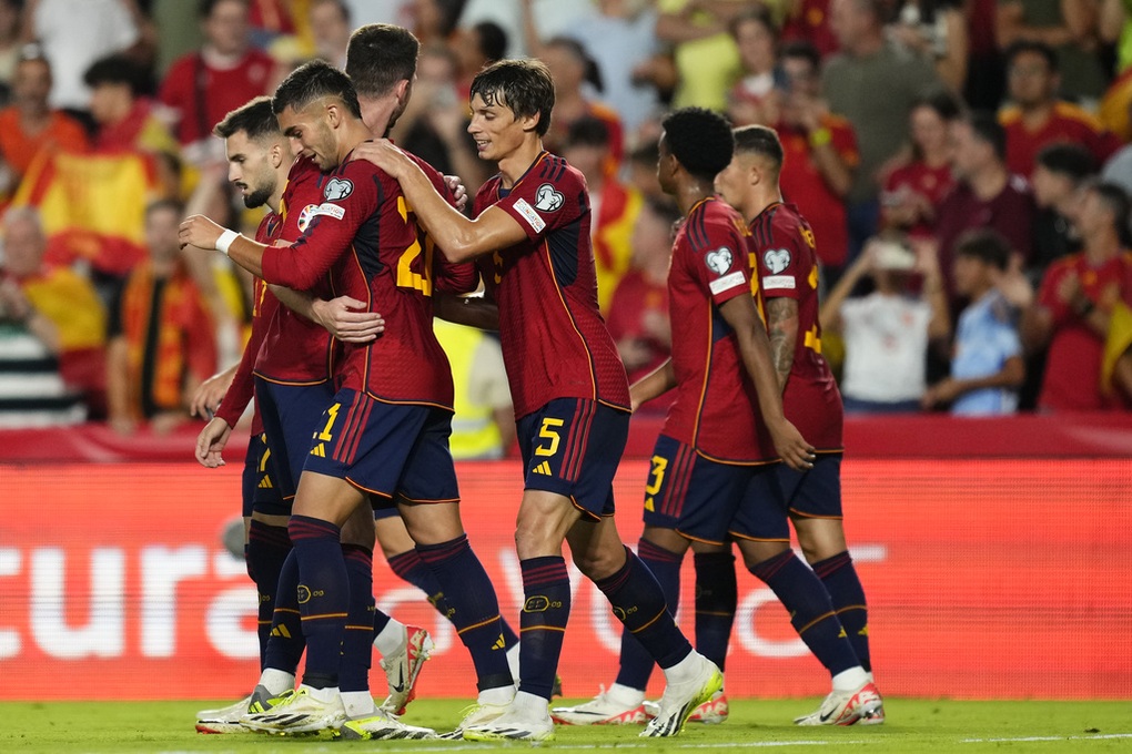 Tây Ban Nha đại thắng 6-0, Italy giành 3 điểm trước Ukraine - 2 Tây Ban Nha đại thắng 6-0, Italy giành 3 điểm trước Ukraine - 2
