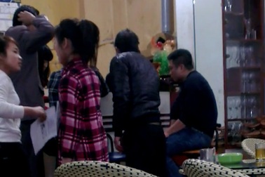 Nhân viên quán cà phê, sửa xe máy cũng lao ra đường làm... cò