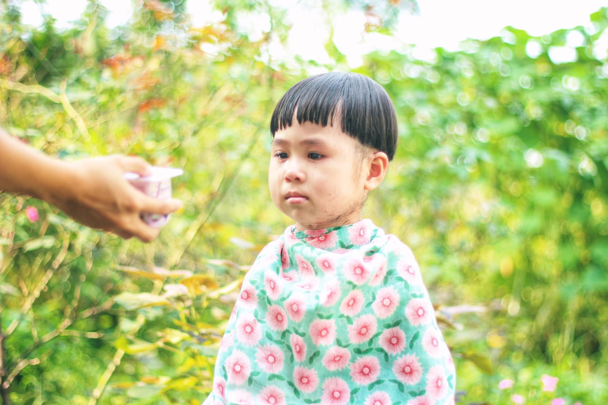 Biểu cảm cực đáng yêu của cô bé 3 tuổi cắt tóc bát úp - 12