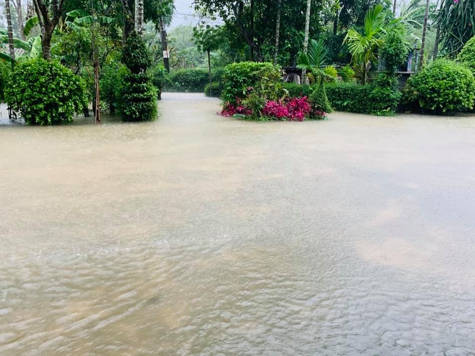 “Rốn” lũ Phong Điền nước dâng nhanh, ngập đến nửa nhà dân - 19 “Rốn” lũ Phong Điền nước dâng nhanh, ngập đến nửa nhà dân - 19