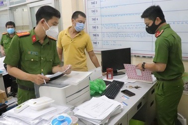 Bắt cán bộ phường ở TPHCM tiêm vắc xin cho nhiều người để thu lợi bất chính