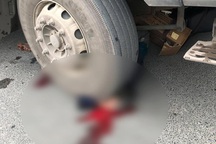 Va chạm với xe tải cẩu, người đàn ông đi xe máy bị cán tử vong