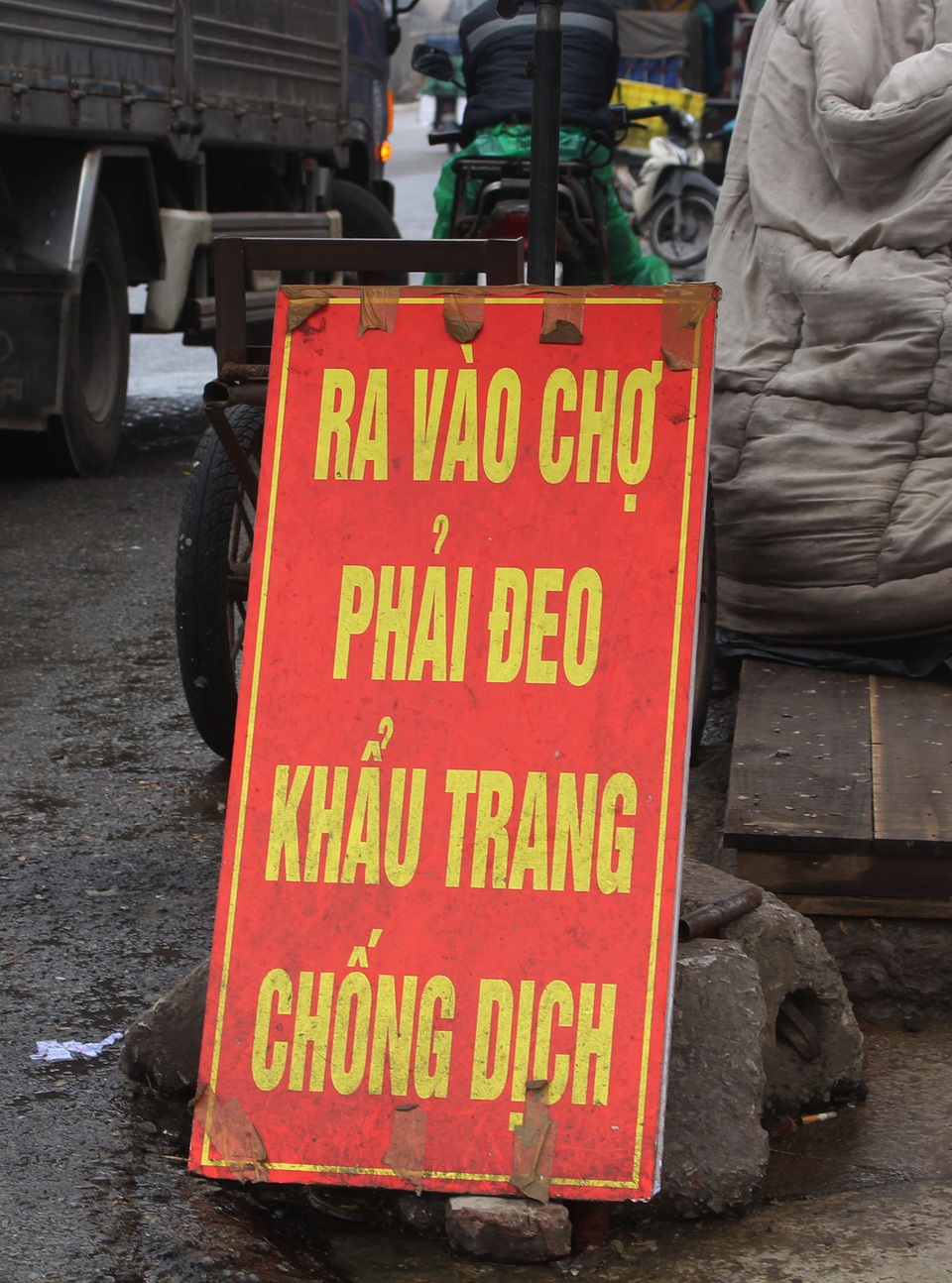 Hà Nội: Cá chép tiễn ông Công ông Táo cháy hàng, giá tăng phi mã - 12 Hà Nội: Cá chép tiễn ông Công ông Táo cháy hàng, giá tăng phi mã - 12