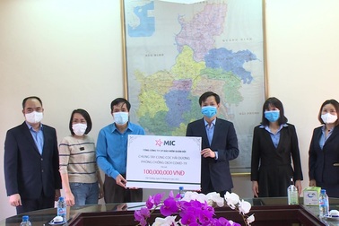 Bảo hiểm Quân đội trao tặng 100 triệu đồng cho y, bác sỹ CDC tỉnh Hải Dương
