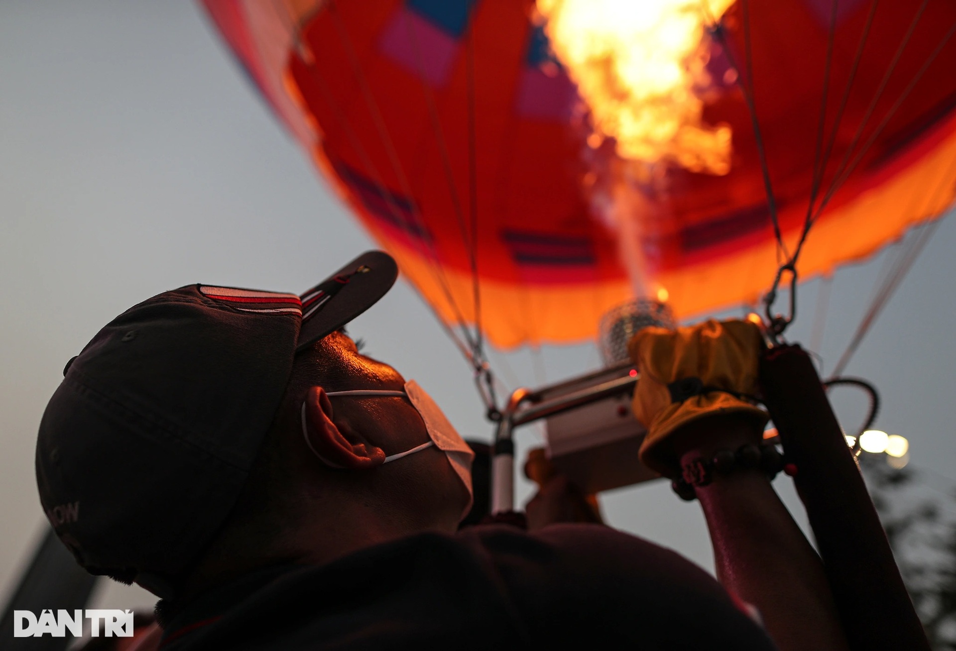 Hàng chục khinh khí cầu màu sắc bay rợp trên bầu trời TPHCM - 9