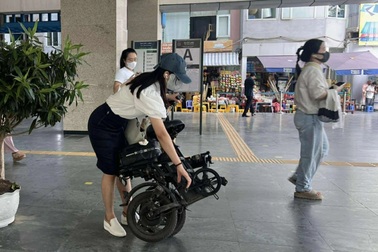 Hà Nội metro xin lỗi vì nhân viên cấm khách mang xe đạp gấp gắn pin lên tàu