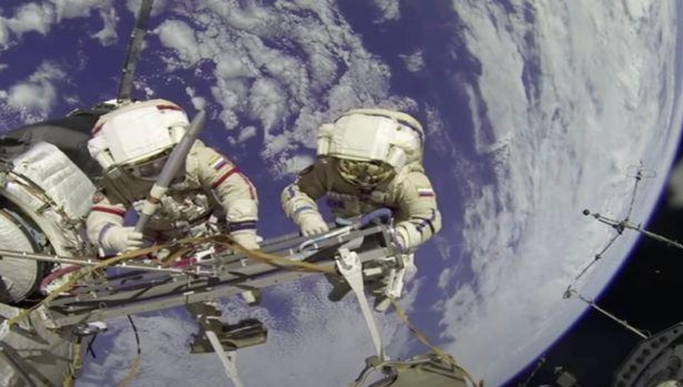 UFO xuất hiện ngay sau lưng các phi hành gia trên trạm ISS? - 1 UFO xuất hiện ngay sau lưng các phi hành gia trên trạm ISS? - 1