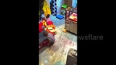 Bố phản ứng nhanh cứu mạng con gái 2 tuổi bị mắc nghẹn