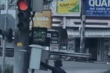 Người đàn ông trùm kín mít, bấm đèn đỏ khiến xe dừng không kịp ở TPHCM