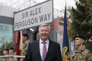 Alex Ferguson hạnh phúc với con đường mang tên ông