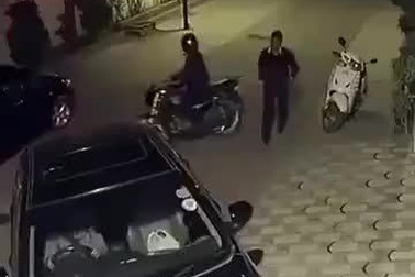 Tên cướp táo tợn đập vỡ cửa kính ôtô, giật túi xách