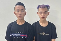 Nhóm "quái xế" rủ nhau ra phố ném chai bia, vác dao tìm đối thủ