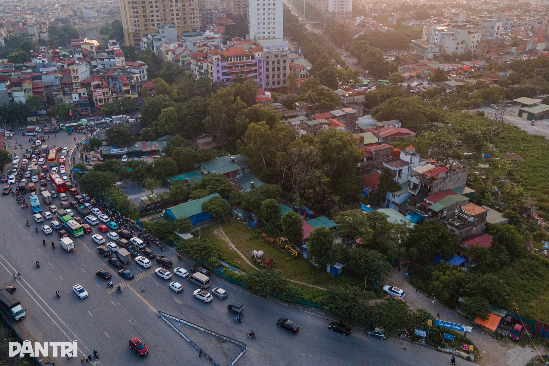 Hà Nội: Cầu vượt trên đại lộ nghìn tỷ chậm tiến độ, gây ùn tắc triền miên - 4 Hà Nội: Cầu vượt trên đại lộ nghìn tỷ chậm tiến độ, gây ùn tắc triền miên - 4